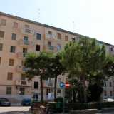 Facciamo allora dietrofront per imboccare la strada parallela, via Generale De Bernardis, l� dove all�altezza di via Bux sorge  il �palazzo dei ferrovieri�. Con i suoi cinque piani e sei scale dalla A alla F, fu predisposto negli anni 50 dalle Ferrovie dello Stato per i suoi dipendenti
